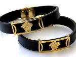 دستبند ورساچه چرمی با پلاک طلایی لوگوی ورساچه فوق العاده زیبا و خاص