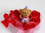 پکیج کادو ولنتاین شامل یک خرس عروسکی و گل های رز عطری صابونی بهترین و ماندگارترین هدیه
